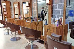 Rich Infinity Unisex Salon (Vishrantwadi)- Haircut, Strengthening &amp; Keratin, Makeup, Beauty Parlour &amp; Salon in Vishrantwadi