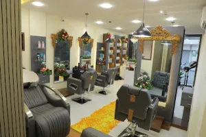 Colour &amp; Curls Unisex Saloon