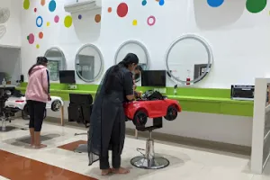 Kids &amp; Moms Saloon