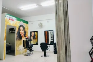 Miracle Mirror Salon