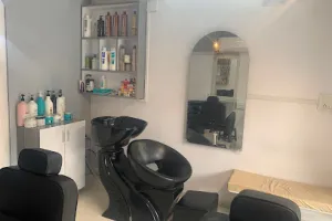 Editsalon || Baeuty salon and makeup artist || hair ,skin treatment || Nails’s art || Karelibag Vadodara ||