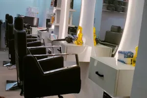 Tha GLAM Unisex Salon
