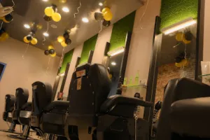 Happy THE FAMILY saloon