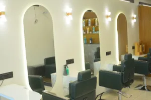 Layers unisex salon