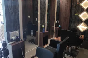 Mirror unisex saloon &amp; massage and steam bath