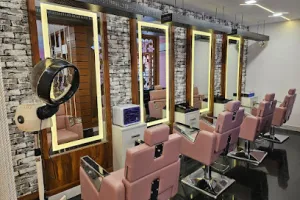 MANHATTAN LADIES SALON