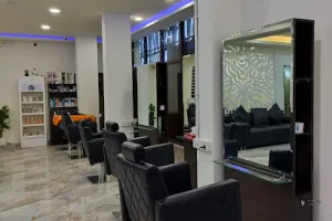 Scissor &amp; Mirror unisex salon