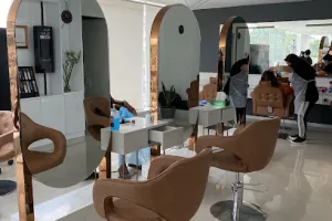 Eleve Salon