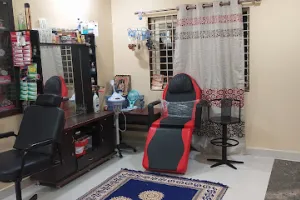 TAJ LUXURY UNISEX &amp; FAMILY SALOON