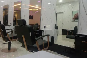 Hair Master Unisex Salon Loreal