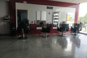 VOLUME UNISEX SALOON. L'ORÉAL