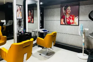 Naturals Unisex Salon