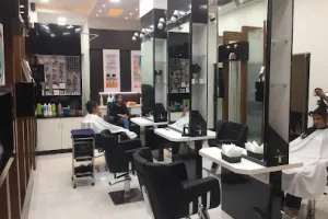 B-Enzo Unisex Salon Nexus Centre City