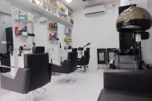 Trend Cuts 'N' Trims