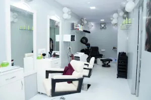 The MIRROR unisex salon