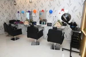 Glamour hub saloon