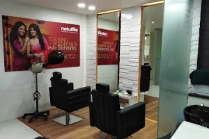 Naturals Unisex Family Salon