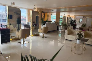 Lee Unisex Salon