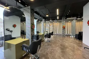 At studio salon