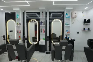 Ivee Beauty world &amp; unisex salon