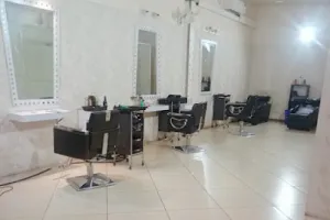 Makeoverz Family Salon &amp; Beauty Spa