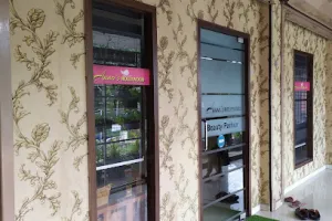 Hollywood Beauty salon, Chittur Road Branch, Palakkad