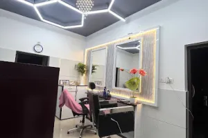 She's Beauty Parlour