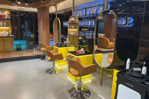 SWARV SIGNATURE UNISEX SALON