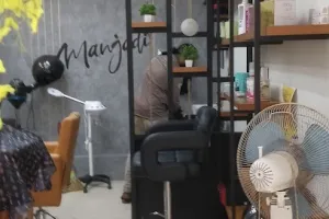 Manjadi Family Salon