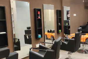 Favew Unisex Beauty Studio