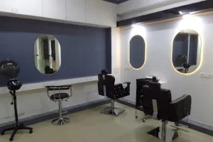 Euro girl beauty parlour