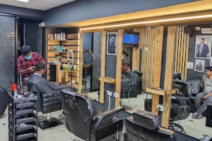 Mack Unisex Saloon