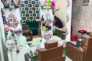 H Queen cine Beauty studio