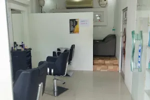 Snob saloon
