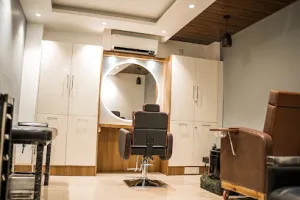 Essensuals by Toni&amp;Guy Hairdressing, Vadasery