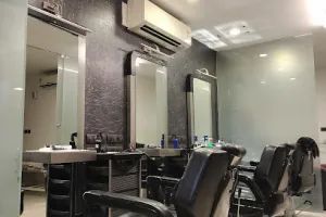 UE Beauty Maestro &amp; Academy