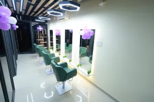 Luxe and Lash Women Salon and Academy