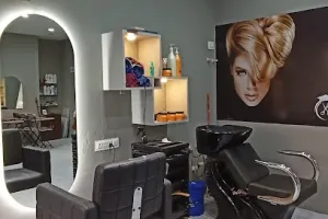 U &amp; Mee Salon Makeup Studio &amp; Academy