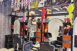 MK BEAUTY &amp; BEARD STUDIO AND ACADEMY- BEST SALON IN VADODARA
