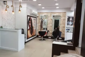 Head Turners Salons - Kasba