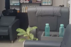 MIRROR FAMILY SALOON