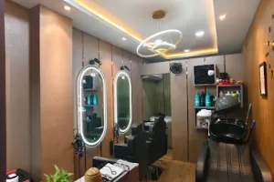 THE MIRROR STORY FAMILY SALON