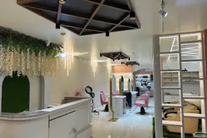 Color &amp; Curls Unisex Salon
