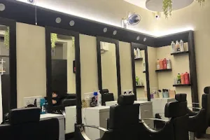 BEE GLAM by Tandra’s Family Salon