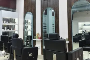 Natural hair and beauty professional unisex salon