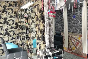 Look &amp; Like unisex parlour