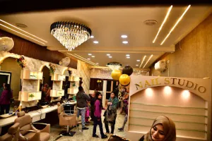 Amna Makeovers &amp; Salon