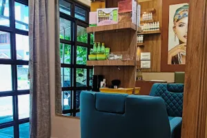 DISHA'Z PROFESSIONAL SALON &amp; MAKEUP ACADEMY