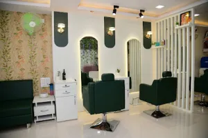 KIWI'S The Luxury Female Salon