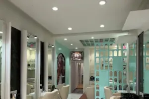 Loreal Premium Unisex Salon &amp; Academy